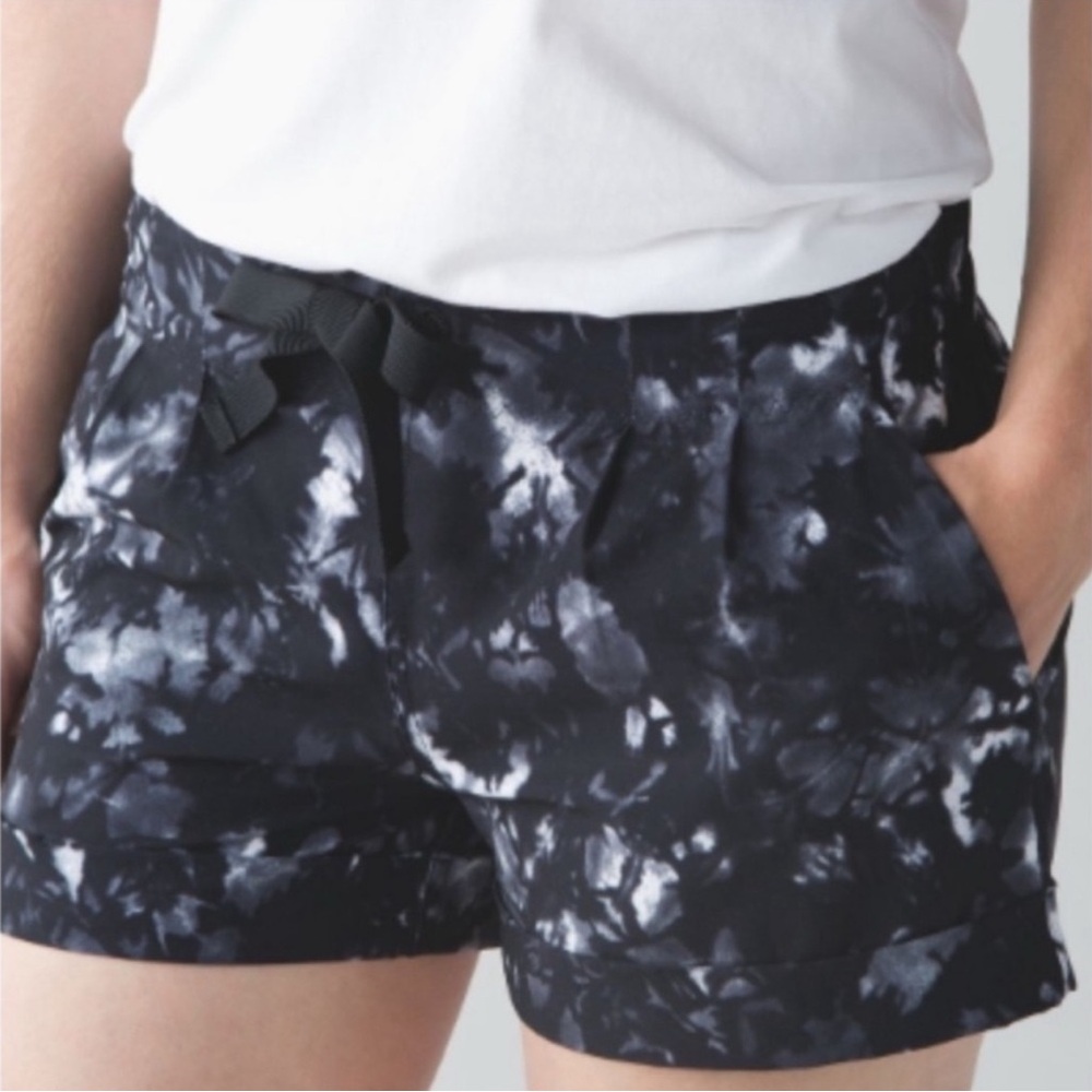 Lululemon athletica Spring Breakaway Shorts Dusk Dye - Size 8